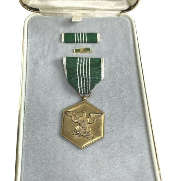 Vintage Military Army Merit Medal Includes Ribbon Pin Medal in Original Case u - Picture 1 of 3